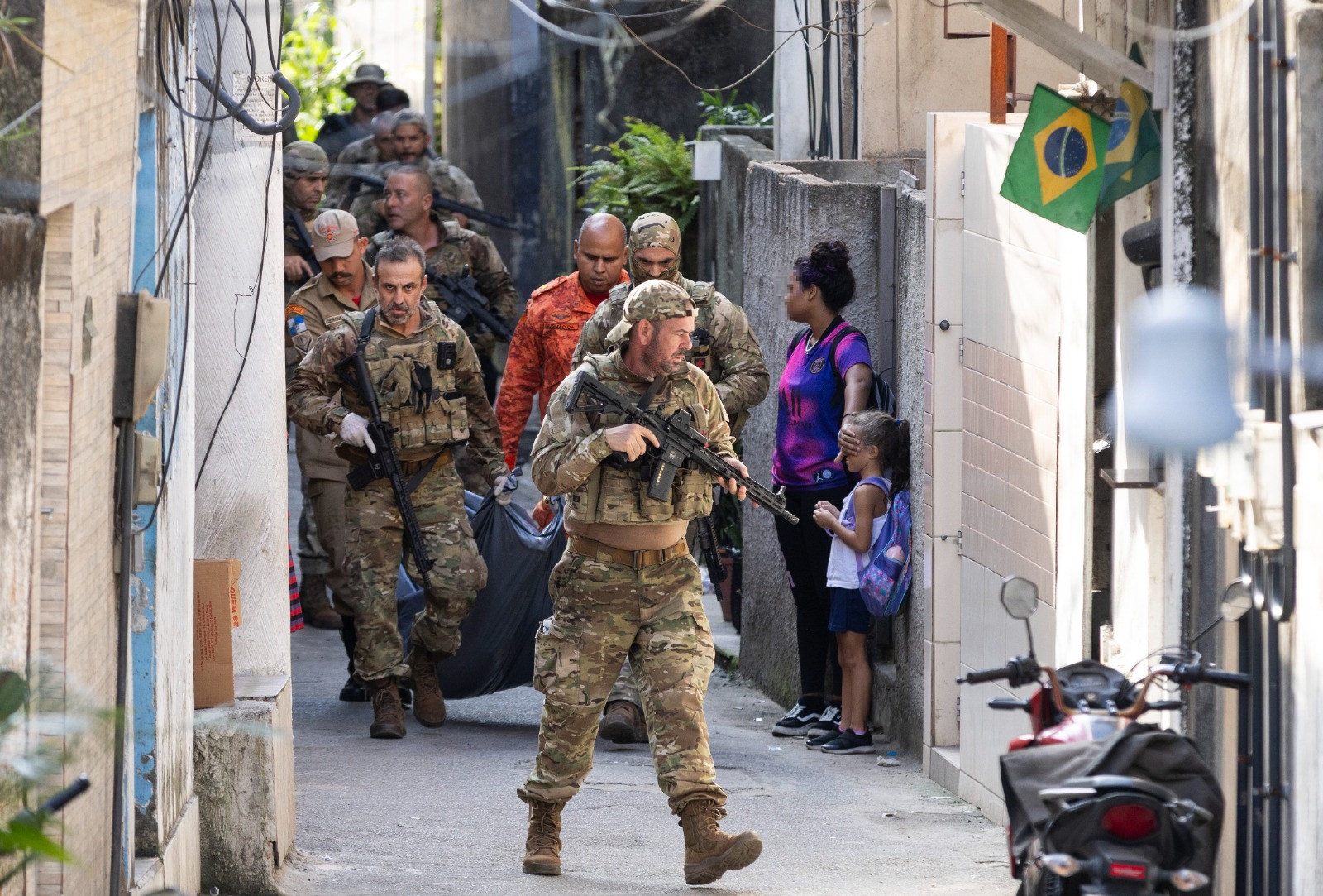 Fotografia de Marcia Foletto sobre violência no Rio de Janeiro é a Imagem do Mês de abril de nosso instagram
