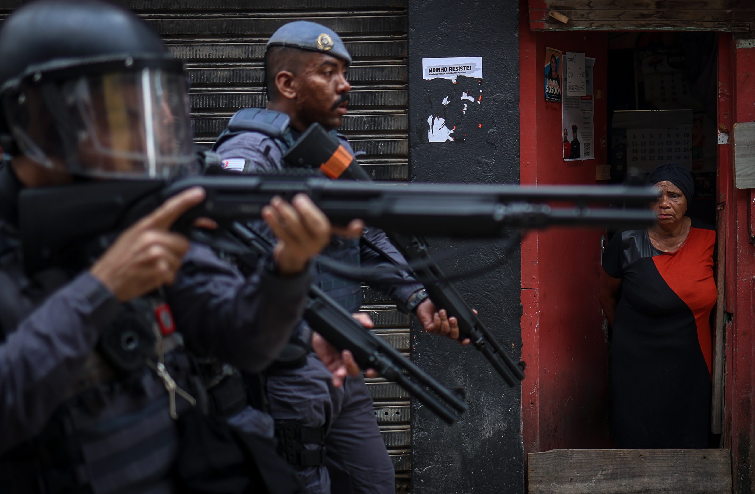 Fotografia de Felipe Iruatã sobre violência policial na desocupação da favela do Moinho é a Imagem do Mês de maio de nosso instagram