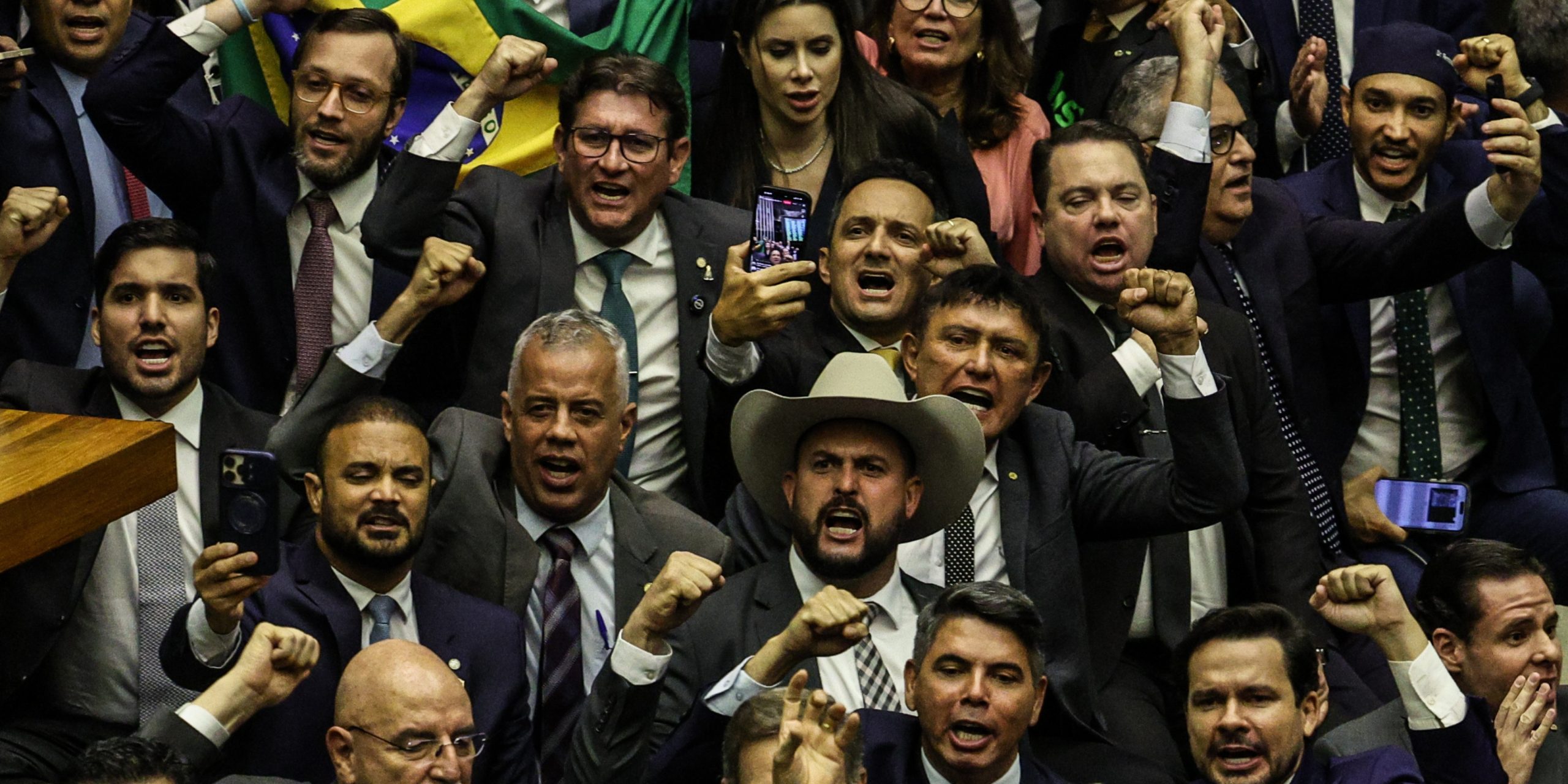 Comemoração de deputados pró-anistia registrado por nossa associada Gabriela Biló é a imagem do mês de setembro