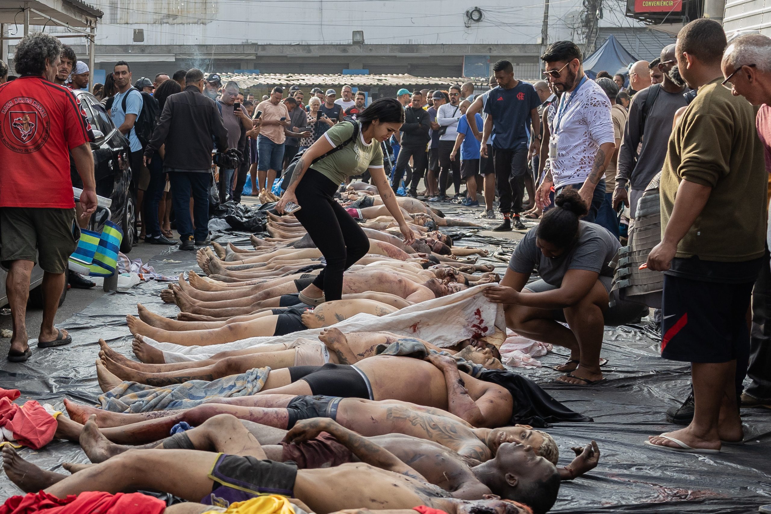 Fotografia de Eduardo Anizelli na operação policial mais letal da história do RJ é a Imagem do Mês de Outubro