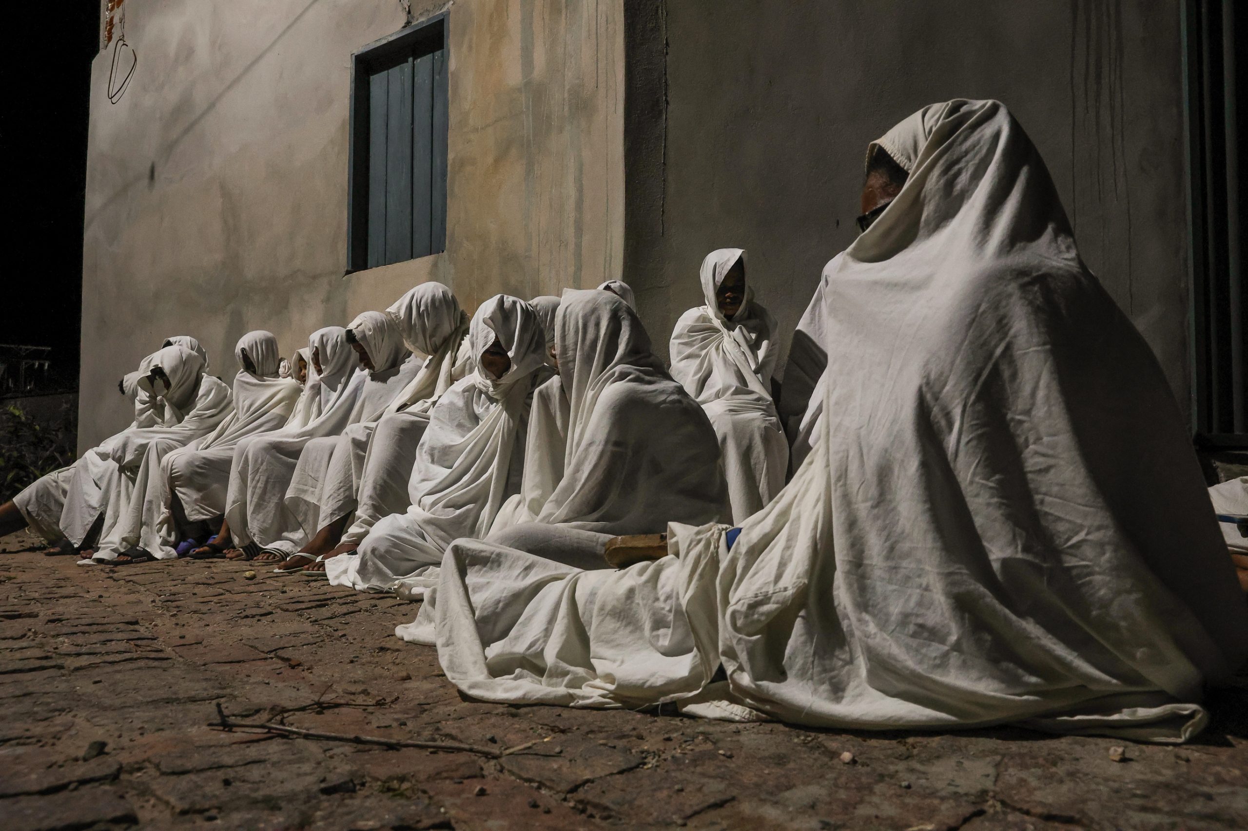 Fotografia do Fotojornalista Antonello Veneri sobre o terço da Almas em Igatu é eleita a Imagem do Mês de março