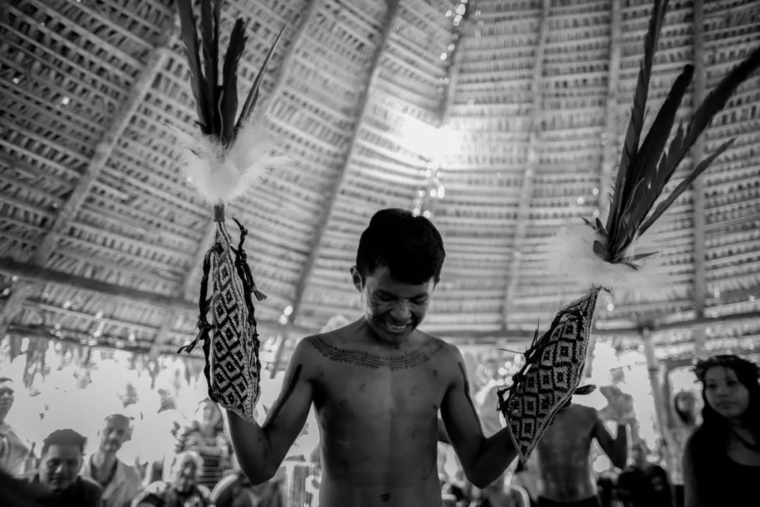 Fotografia de Michael Dantas sobre o Ritual da Tucandeira que simboliza a passagem dos jovens indígenas para a vida adulta é a imagem do mês de abril