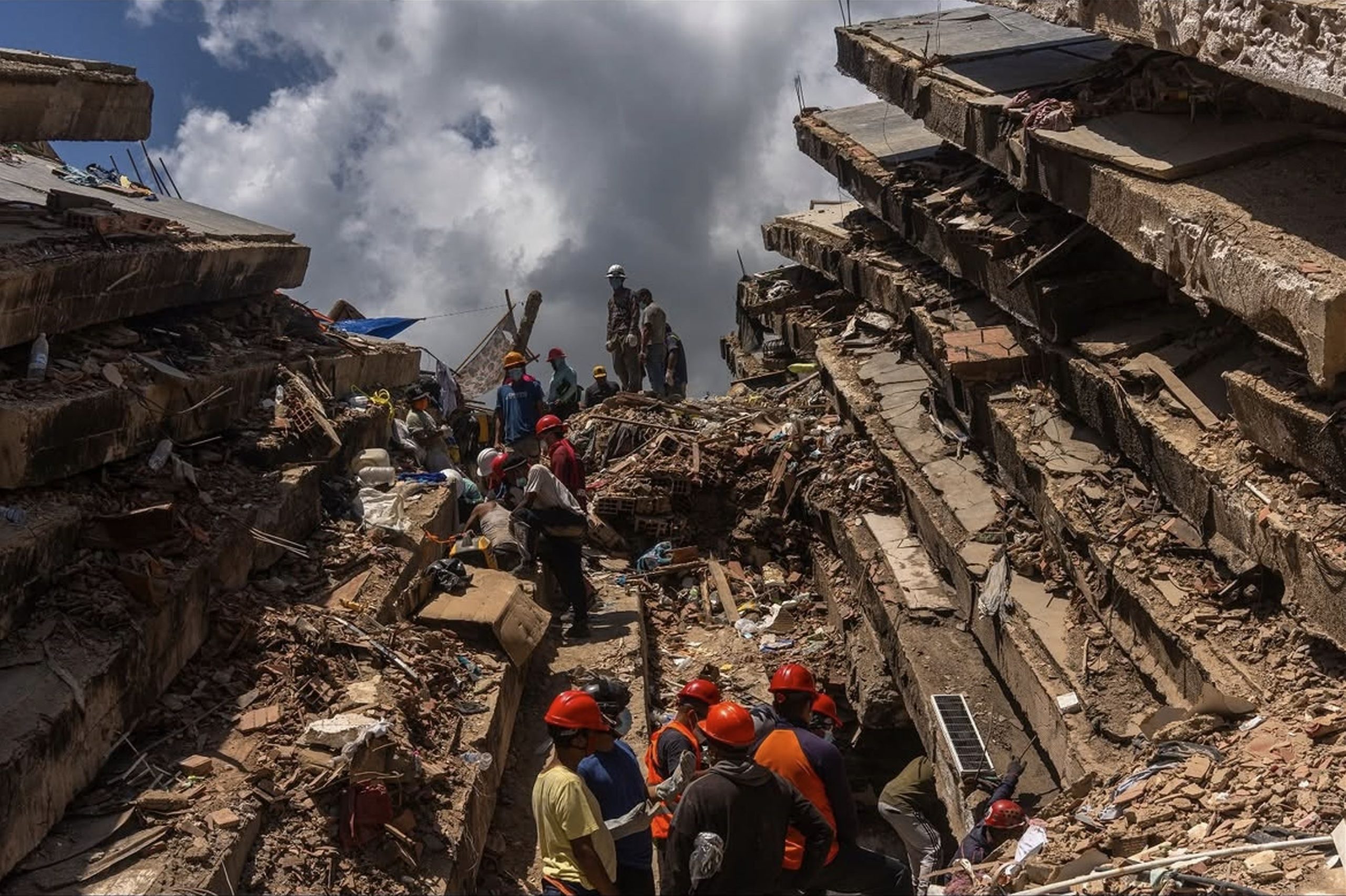 Fotografia do associado Yan Boechat dos resgates do terremoto na Venezuela é a Imagem do Mês de julho